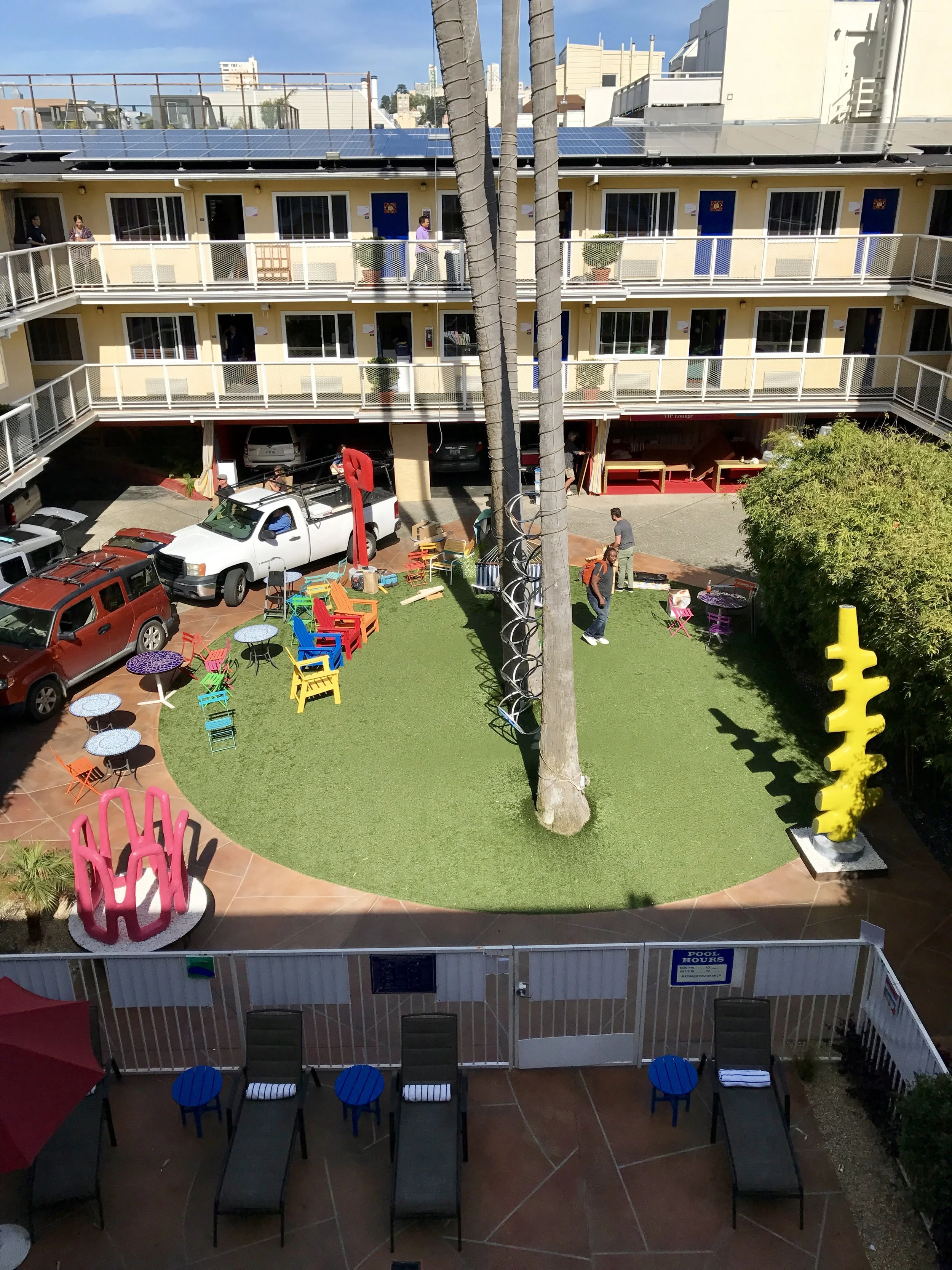 Set-up day in the courtyard of Hotel del Sol.