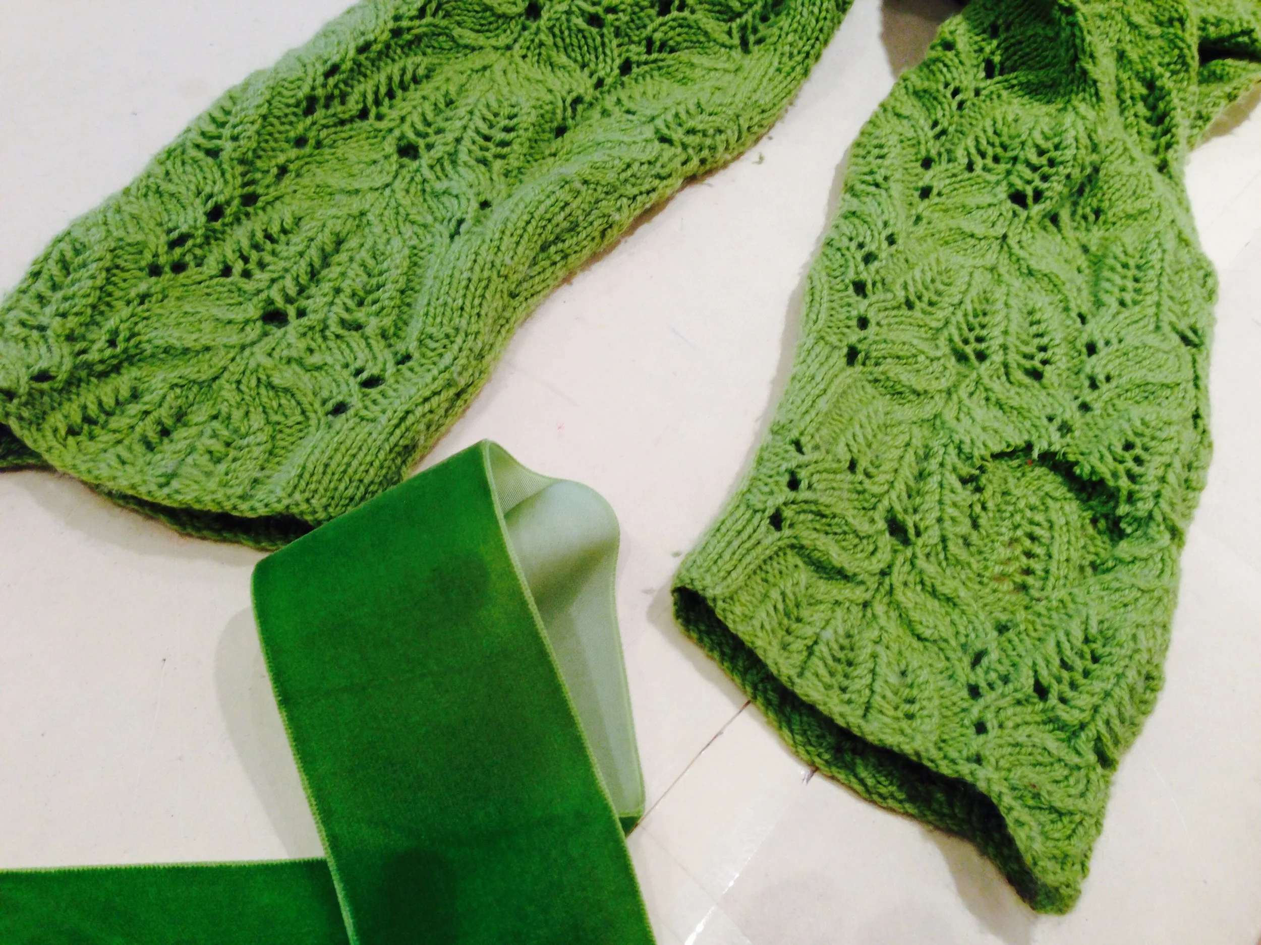 Patched the cat-chewed hole with velvet ribbon, my simplest of all fixes, and still a fav.
