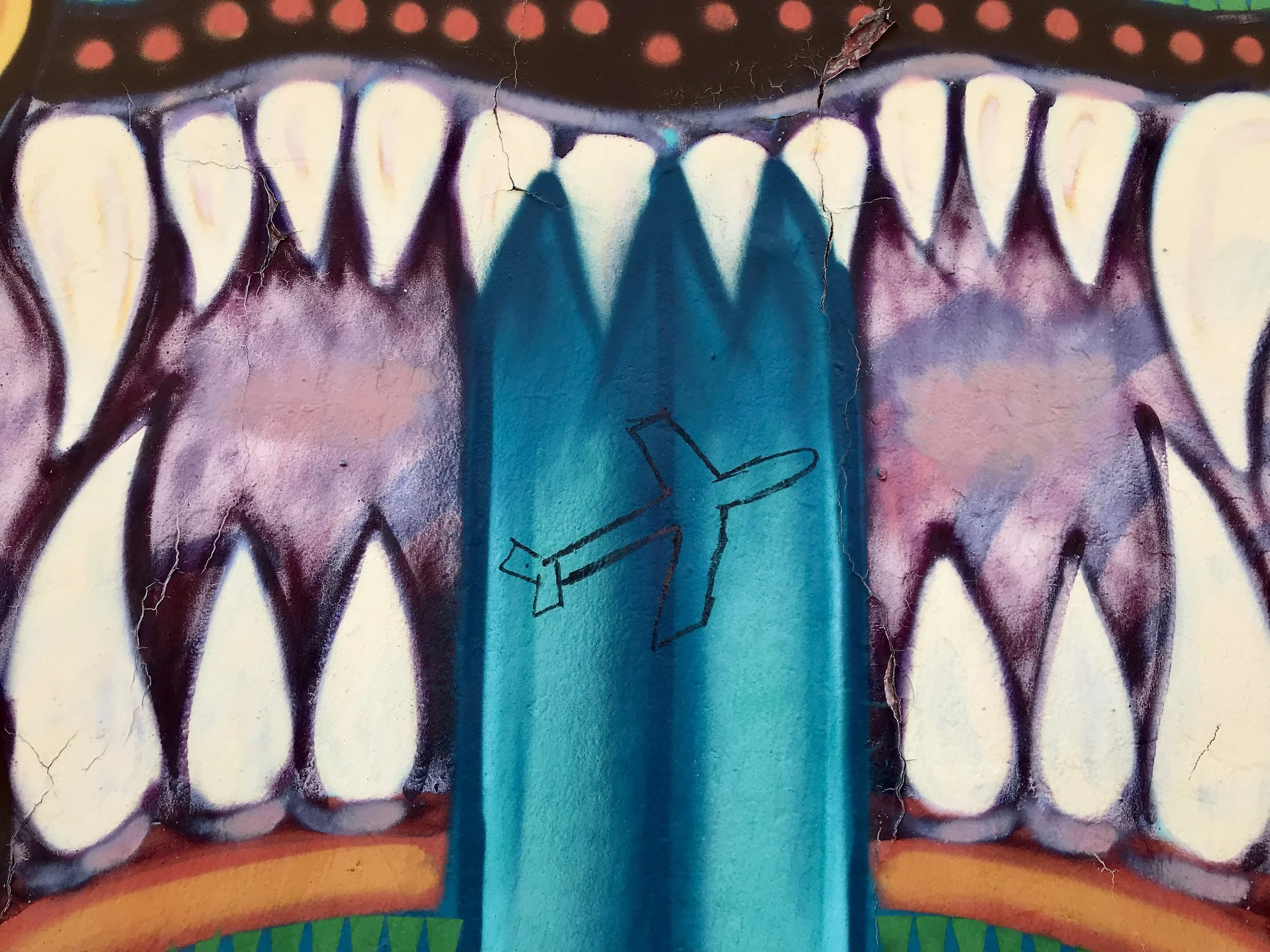 Love the (unintended) collaborative aspect of multiple graffiti artists