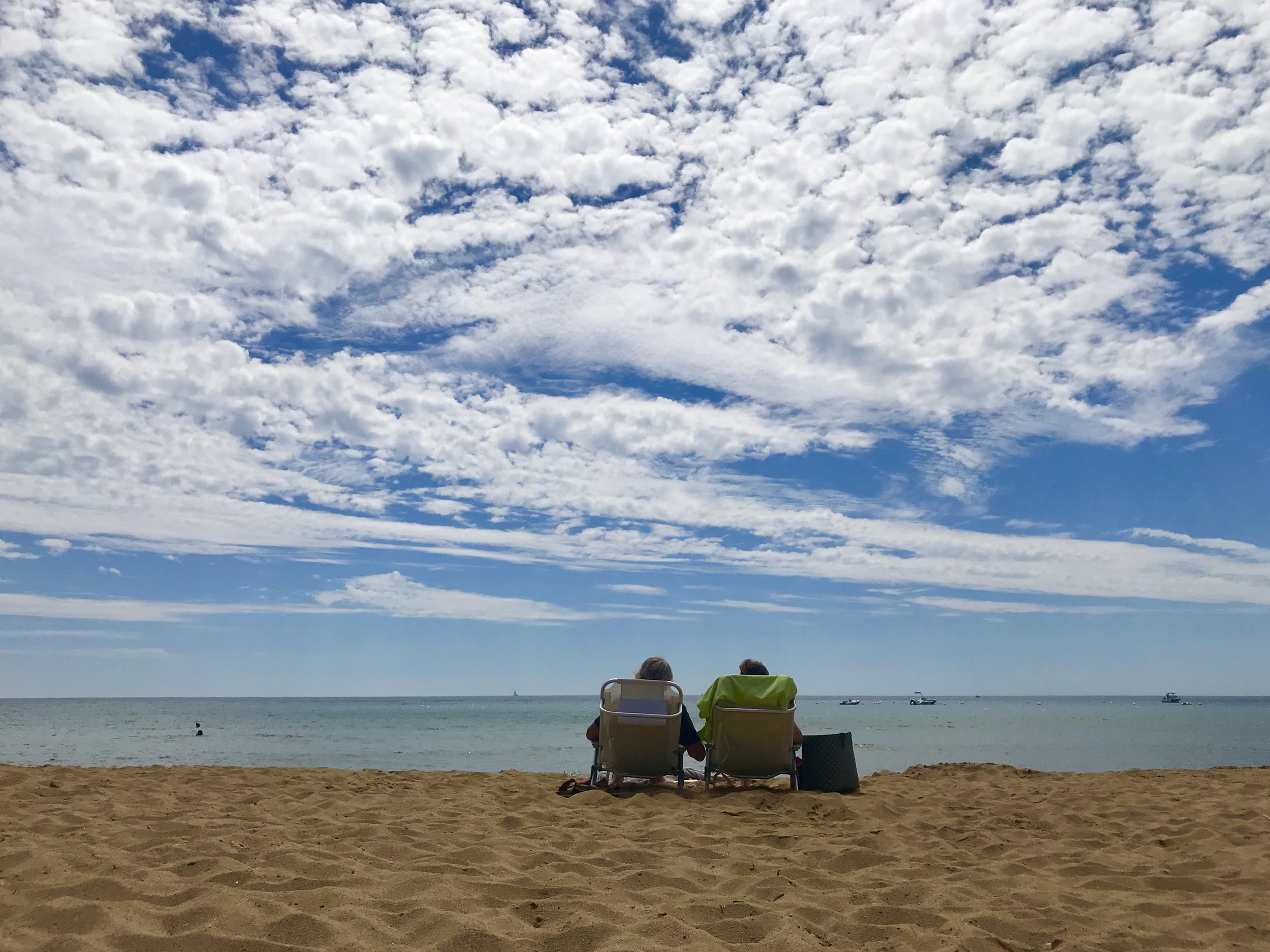The pair sitting in front of us at Playa La Fosca.