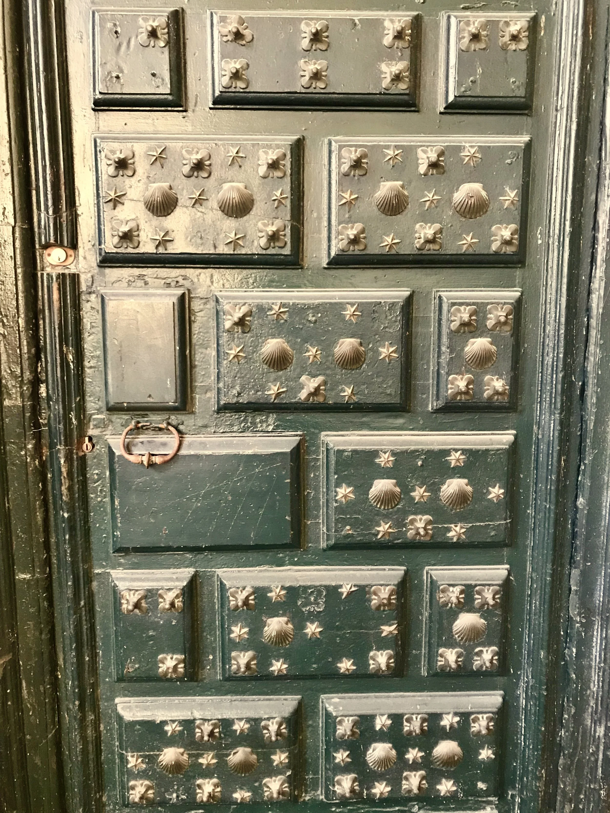 Scallop shells and bold brass stars