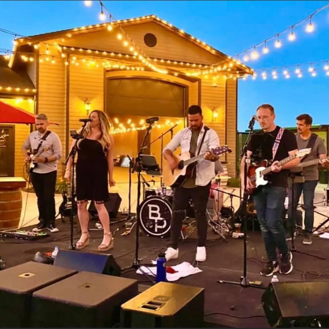 Feels good to be back. Friday night kicking off Summer with @camposfamilyvineyards , and sat, enjoying a breezy day im Napa at @vistacollina special thanks to an amazing band and crew! @margaretnilesmusic @bryanjames.music @instahickstersound @edited