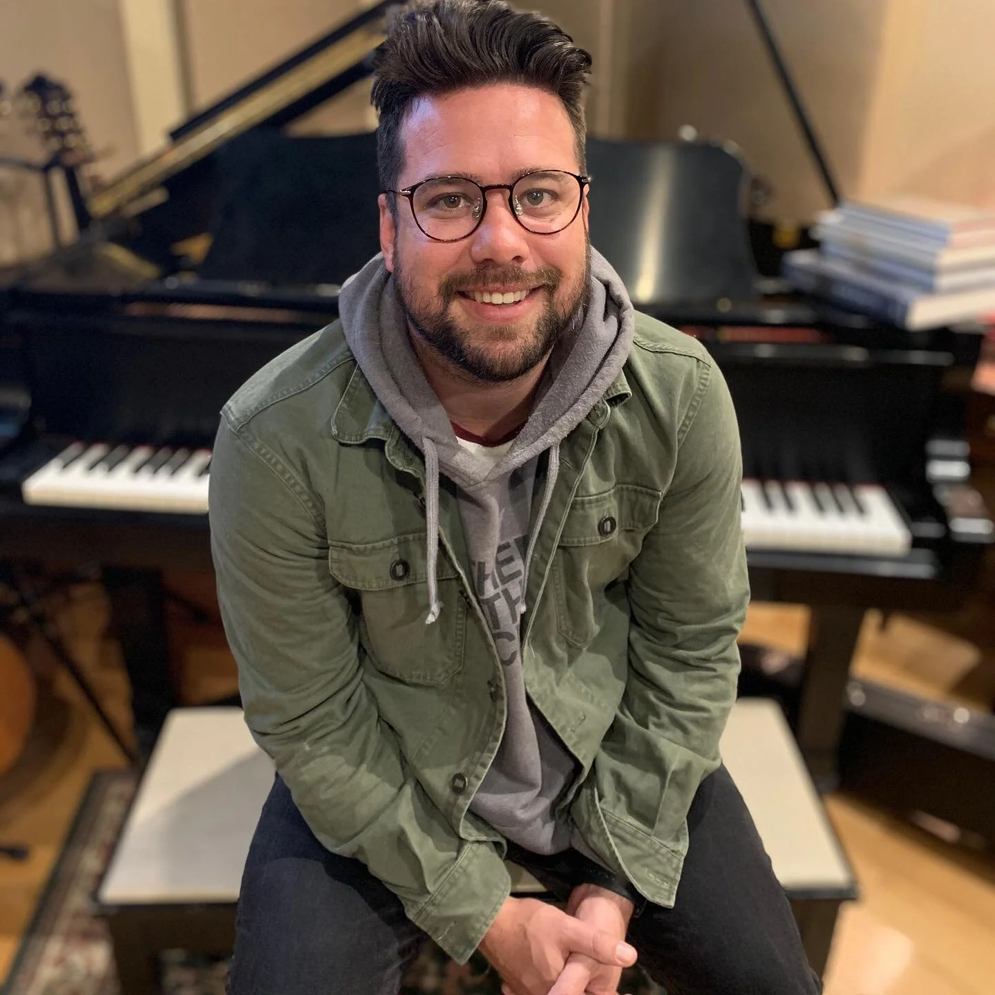 Spending this week recording some new tunes in Vancouver with the brilliant @rksalmond Can&rsquo;t wait to play these songs for you soon! .
.
.
.
#singersongwriter #martinguitars #britishcolumbiamusic #britishcolumbia #yamahapianos