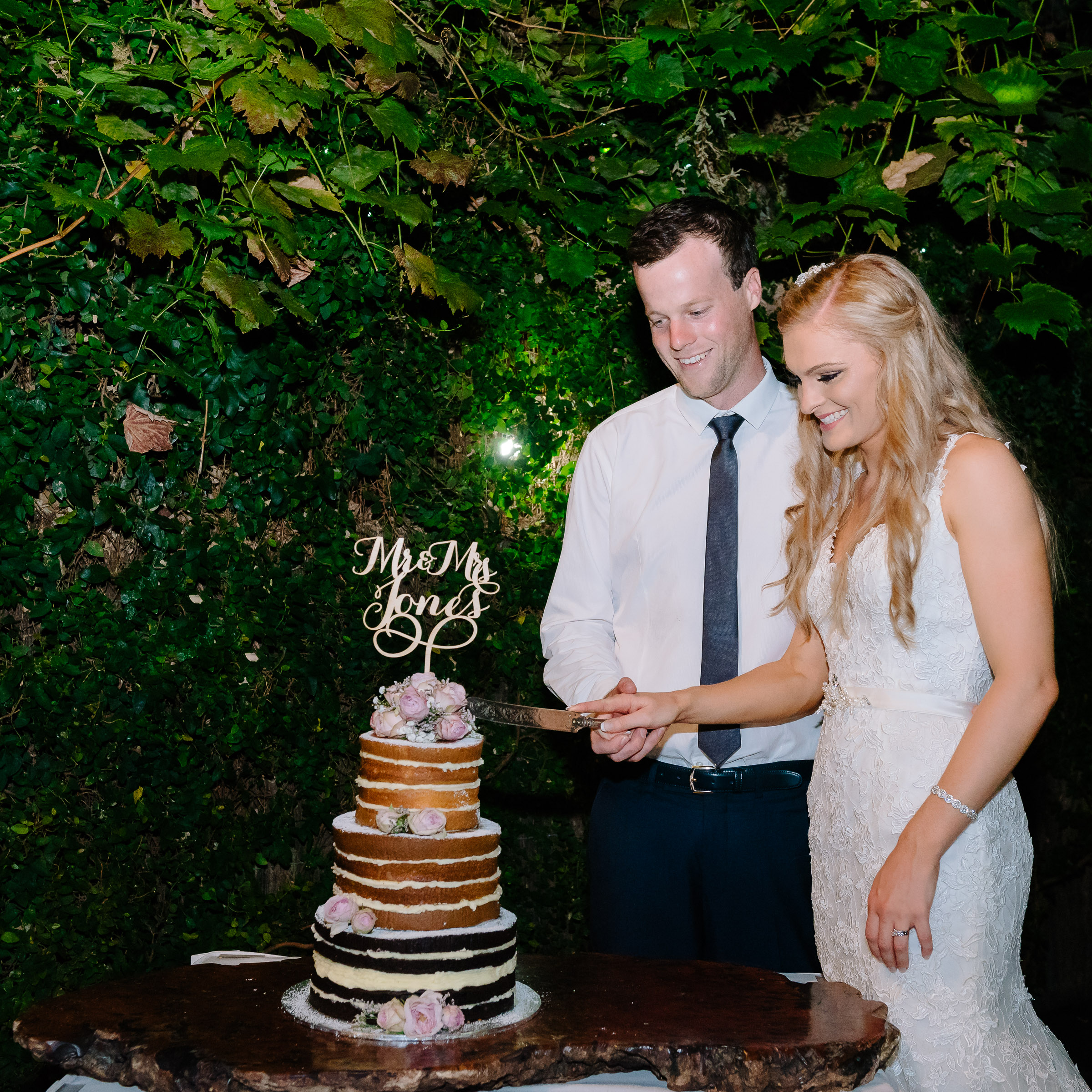 Radcliffes Wedding Cake Cutting - Wedding Photographer Echuca 