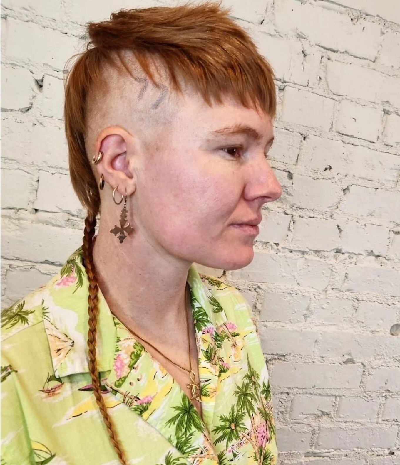 Nothing like a good punk rock moment. This textured mohawk with a rad rat tail is the work of @amirahmilanoski at @vaincapitolhill Life is short, have the hair you want. 
.
.
.
#vainbeautyworld #vaincapitolhill #punkrock #mohawk #haircut #rattail #br