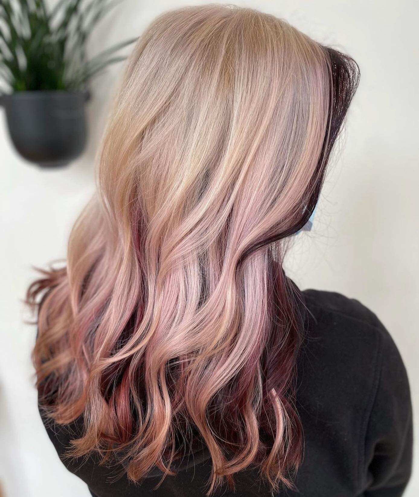 When that vanilla ice cream drips down into that chocolate-dipped-strawberry syrup. @manebymoiramorgan gives this color a unique edge &amp; glamour. Need a new look for summer? Make your appointment with Morgan @vainballard today. 
.
.
.
#platinumblo