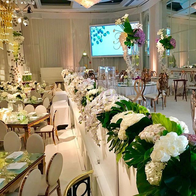 Venue: @beverlywilshire 
Cordinator: @internationaleventco @christyneo3 
Lighting: @mjlightingdecor 
Florist: @marksgarden
.
.
.
.
#eventlighting #chandelier #floralchandalier #floralchandaliers #uplighting #lighting #wedding #weddings #elegantweddin
