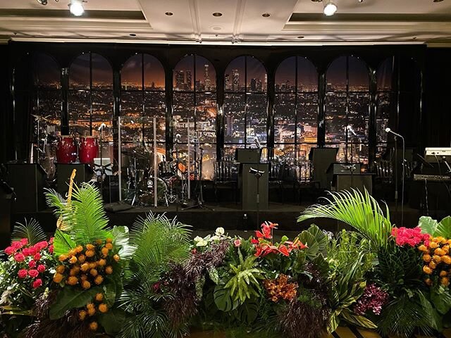 Lighting is everything in an event. Having the right lighting can change the entire perspective of how the event looks.
Planner: @internationaleventco 
Florist: @marksgarden 
Rentals: @revelryeventdesign 
Venue: @fslosangeles 
Lighting: @mjlightingde