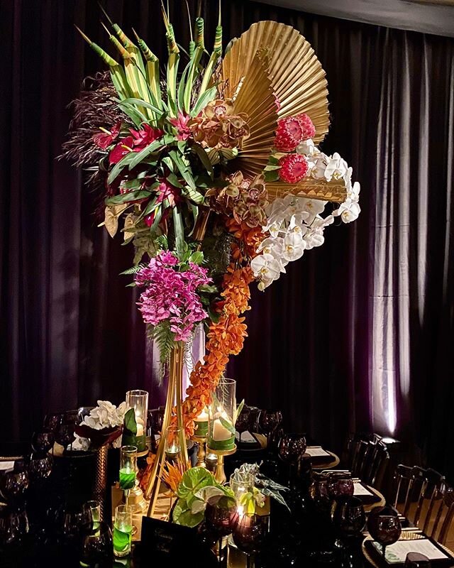 Planner: @internationaleventco 
Florist: @marksgarden 
Rentals: @revelryeventdesign 
Venue: @fslosangeles 
Lighting: @mjlightingdecor .
.
.
.
#lighting #eventlighting #doitright #beautiful #astonishing #amazing #pinspot #pinspotting #florallighting #