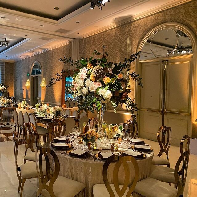 Venue: @fslosangelesevents 
Planner: @internationaleventco 
Lighting: @mjlightingdecor .
.
.
.
#lighting #eventlighting #doitright #goldevent #beautiful #astonishing #amazing #pinspot #pinspotting #florallighting #lightingdesign #lightingdesigner #ev