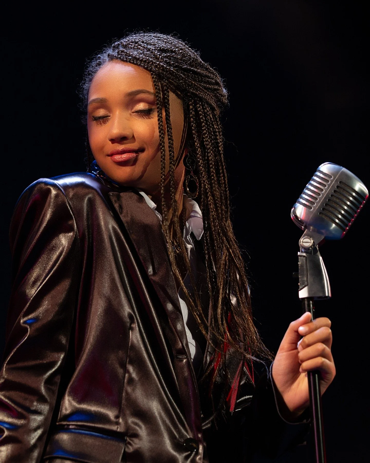 Jazz /// #rnbvibes #rnbaesthetic #rnbsoul #contemporaryrnb #soulfulportrait #editorialportrait #moodyportraits #cinematic portraits #dramaticlight #lowlightportrait #intimateportrait #emotiveportrait #musicianportrait #singerphotography #artistportra