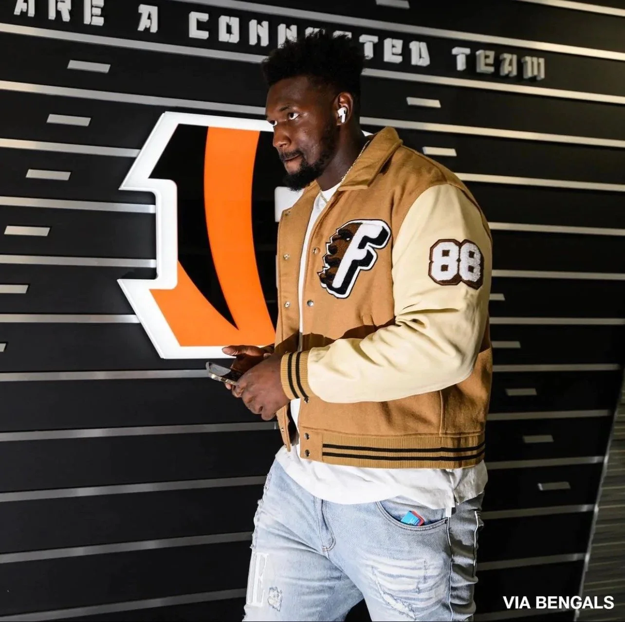 Enorm-Gallery-46003-Zach-Carter-Cincinnati-Bengals-in-World-Champs-Letterman-Jacket-Brown-via-nfl-1663011870-631f8c1e5a780.jpeg