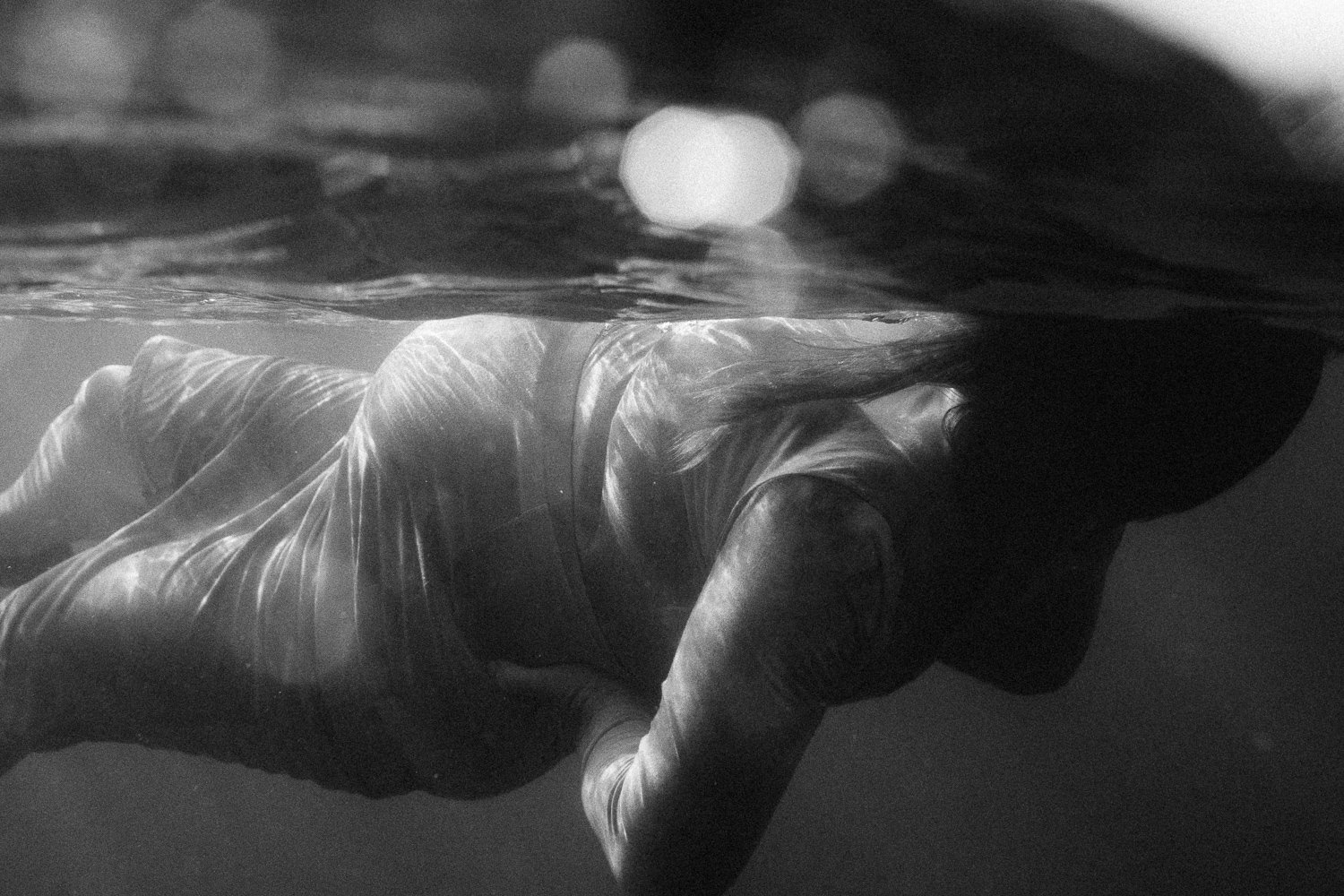 Sarah - underwater pregnancy photography - web res-32.jpg