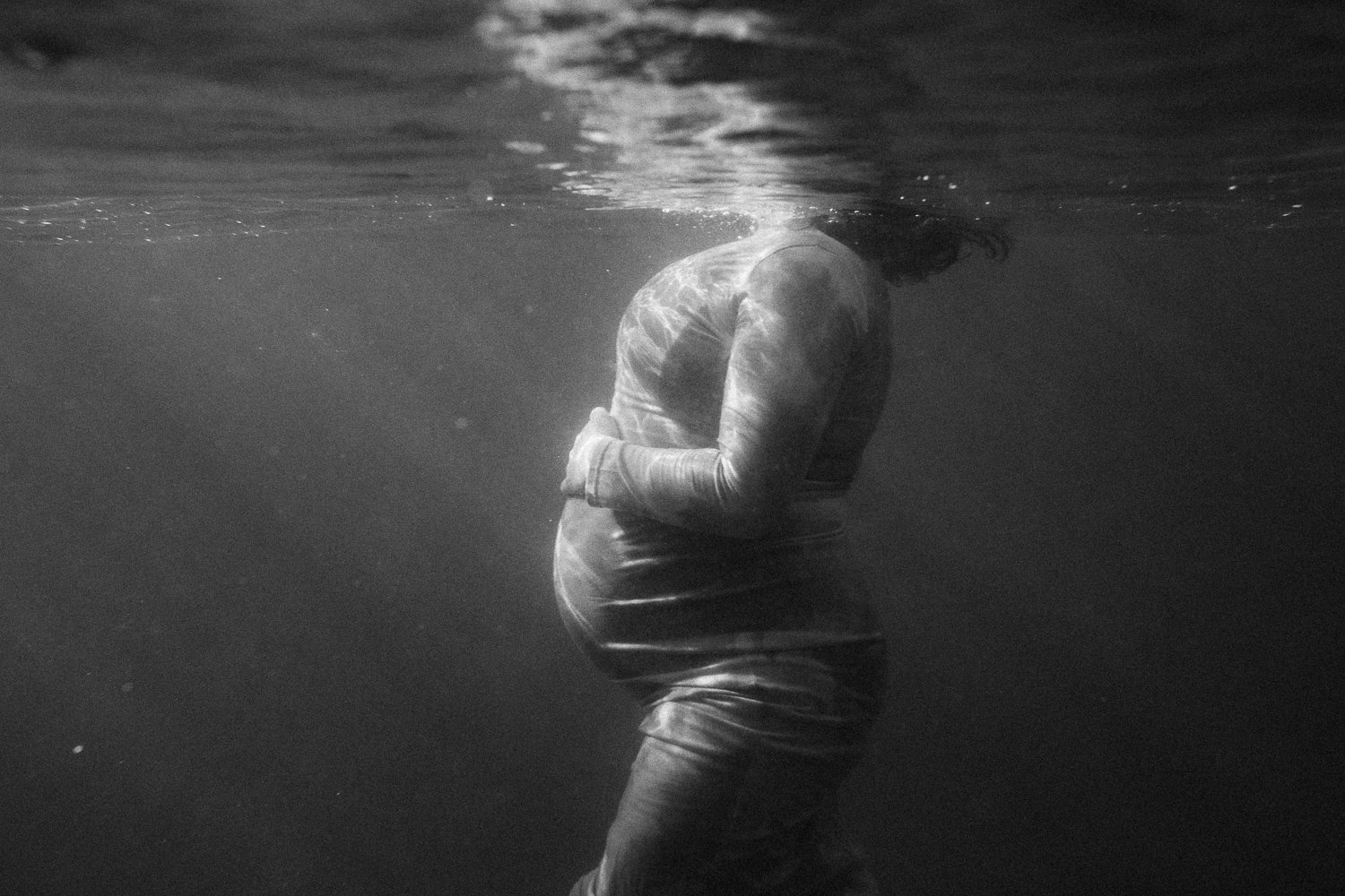 Sarah - underwater pregnancy photography - web res-30.jpg
