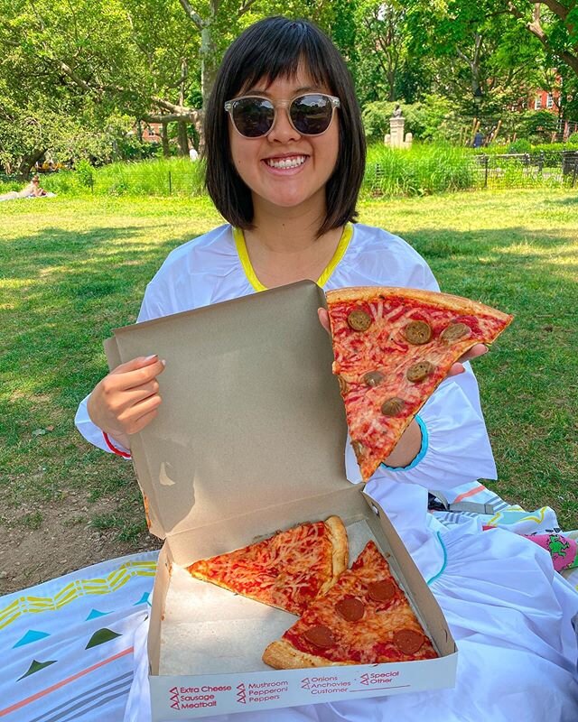 I&rsquo;m all about eating in parks these days &amp; this little pizza shop is steps away from Washington Square Park! @artisticpizzanyc serves up vegan pizza (usually 3-4 avail by the slice) including vegan cheese and toppings 🍕 You can also get it