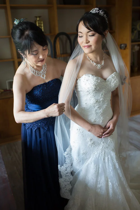 mother-helping-bride-with-veil.jpg