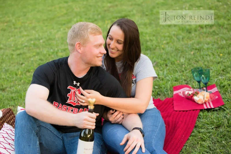 picnic-photo-couple-vineyards.jpg