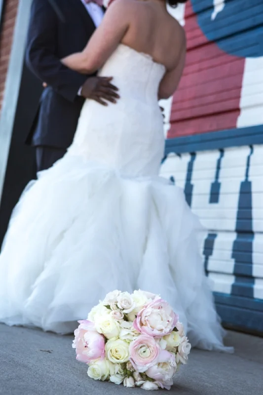 bouquet-and-bride-i-believe-in-Nashville-sign.jpg