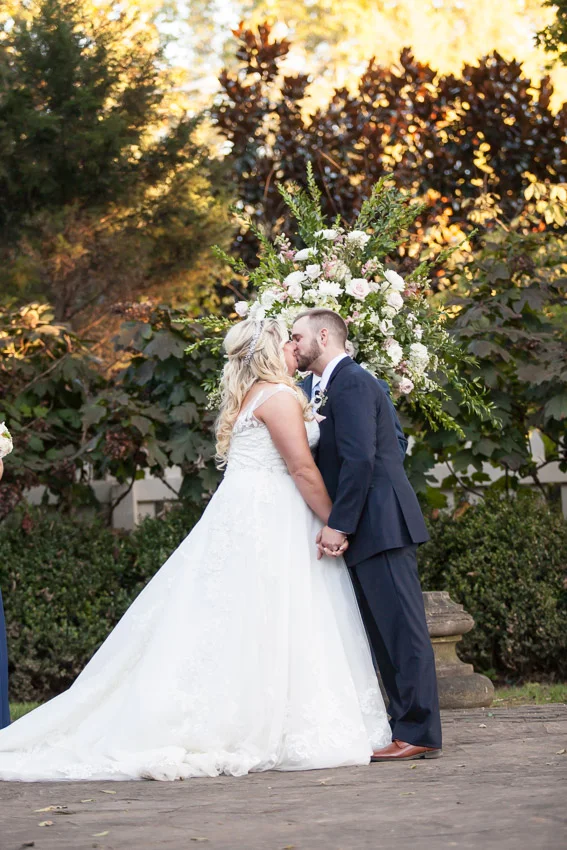 belle-meade-plantation-wedding-first-kiss.jpg