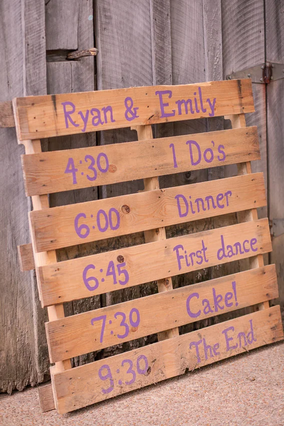 pallet-sign-for-barn-wedding.jpg
