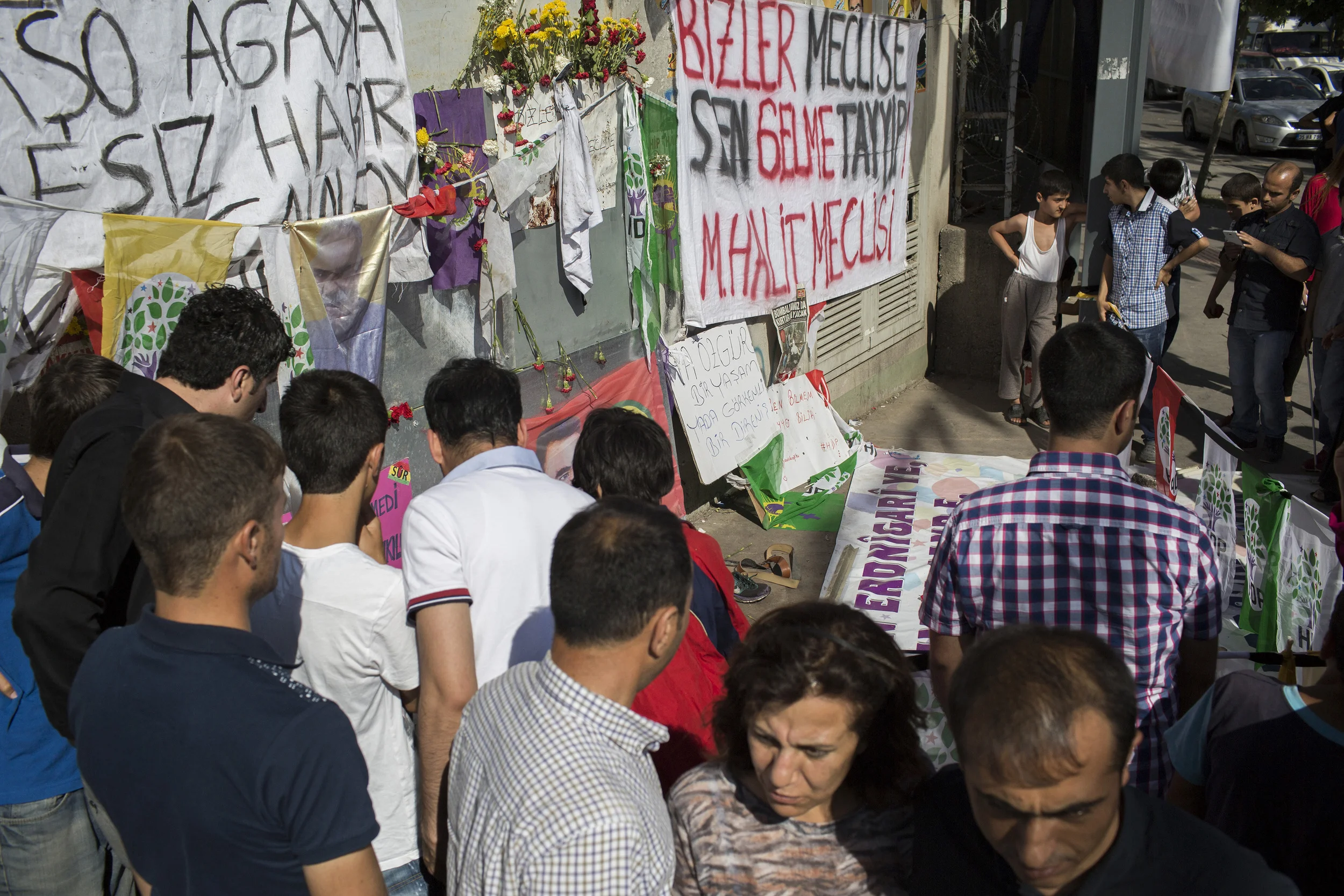 På torget framför Diyarbakris station dödades minst fem personer på fredagskvällen när prokurdiska HDP höll sitt valmöte – ett möte som dränktes i blod. Foto: STEFAN BLADH