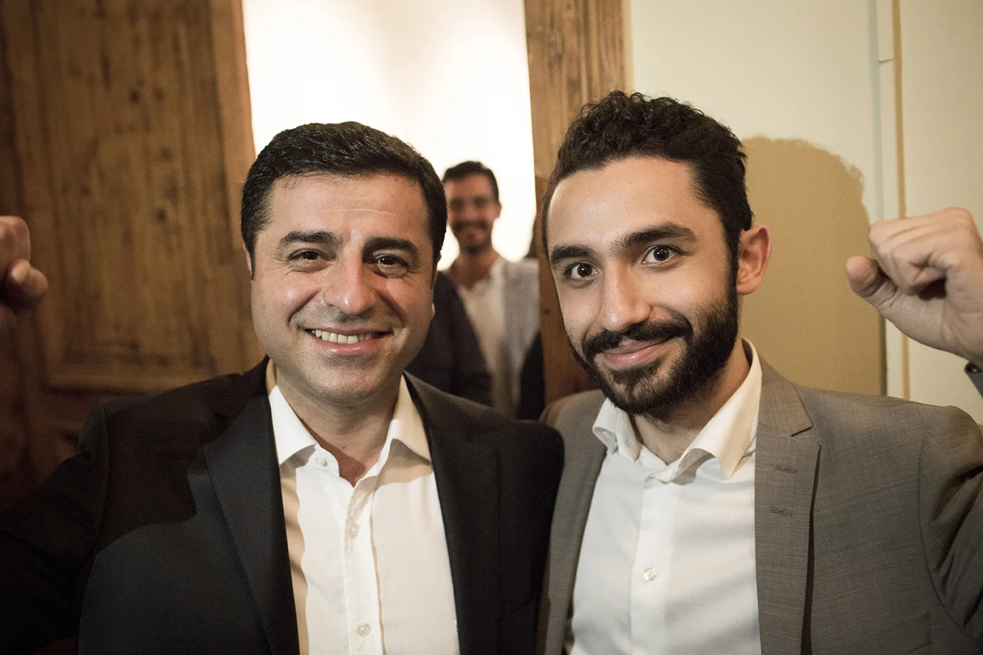 Selahattin Demirta ş, här tillsammans med den svenske vänsterpartisten Daniel Riazat , valobservatör i Turkiet. ”HDP:s inval i parlamentet var en seger för vänsterrörelsen i hela regionen”, kommenterade Daniel Riazat, och lyfte en knuten näve när han gratulerade HDP-ledaren under valnatten. Foto: Stefan Bladh