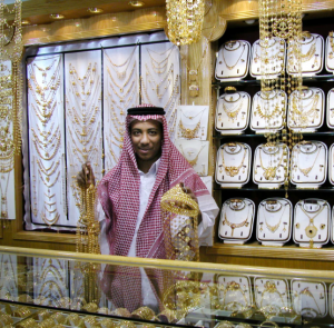 I souken i Riyadh. Försäljare i ghutra visar några dyrgripar. Foto: Bitte Hammargren
