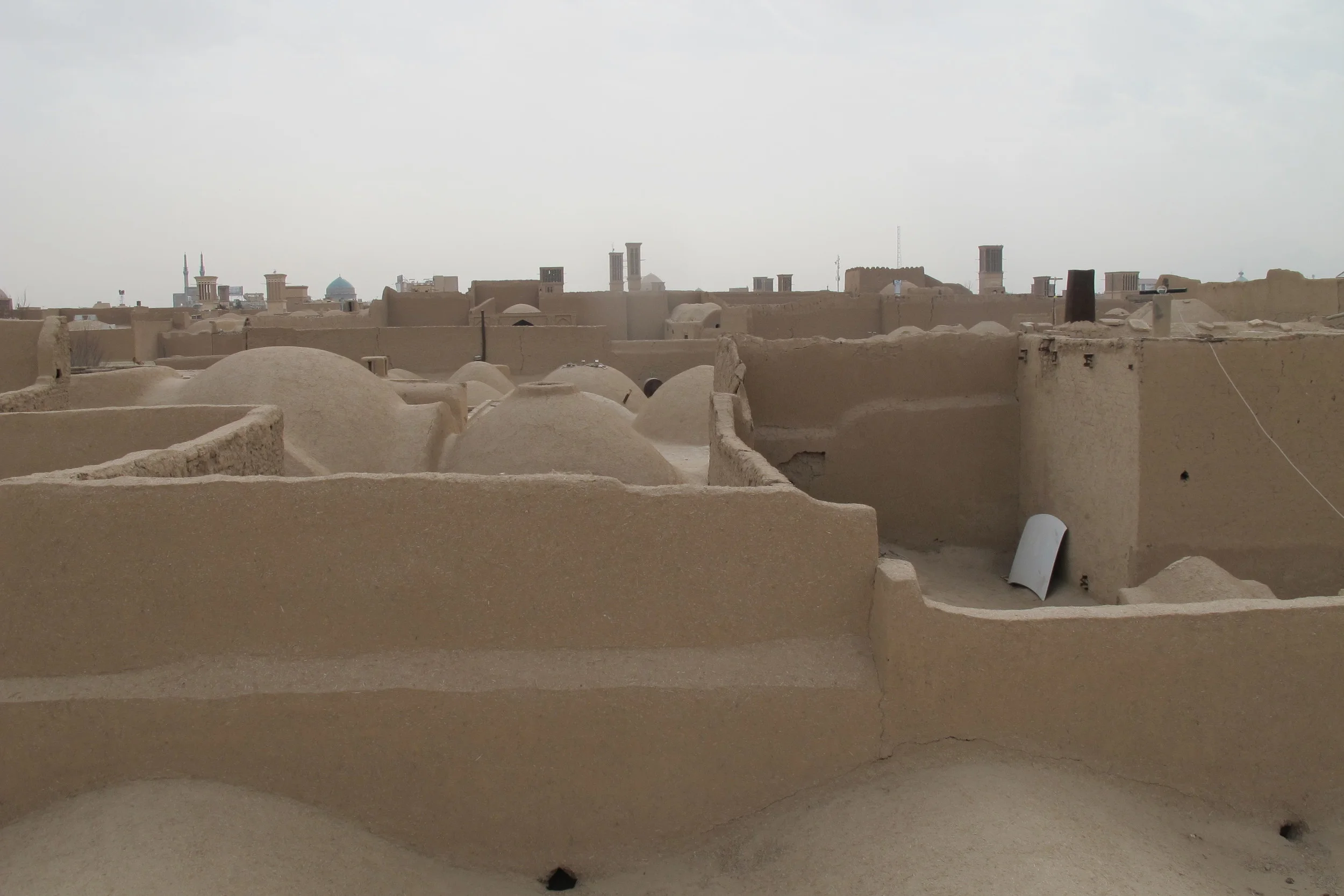 Vy över Yazd – en stad i soltorkad lera, där vindtornen höjer sig i bakgrunden. Foto: Bitte Hammargren