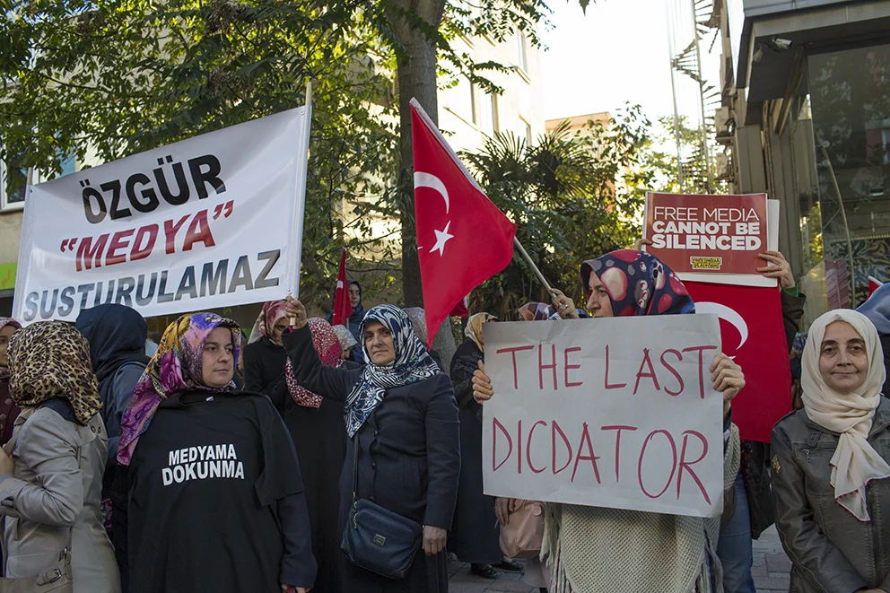 ”Fria medier kan inte tystas” och ”Rör inte mina medier”. Så skrev demonstranterna på sina plakat – på turkiska och engelska – efter polisens räd mot tv-kanalerna Bugün TV och Kanaltürk i Istanbul. Foto: Stefan Bladh 