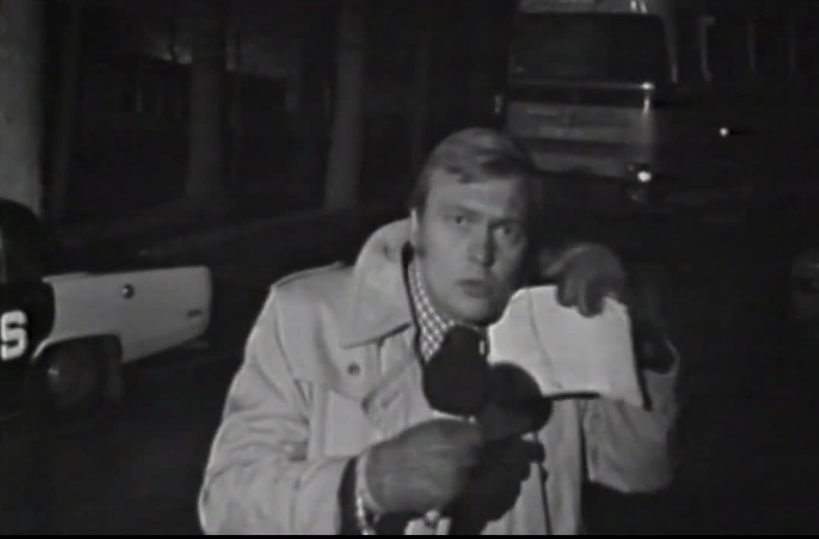 Bo Holmström framför västtyska ambassaden 1975. Foto: Youtube