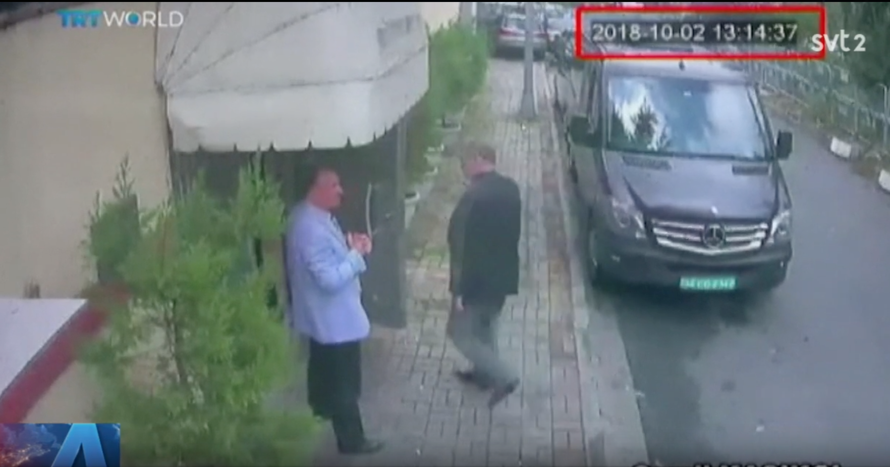 Sista glimten av Jamal Khashoggi, när han gick in på det saudiska konsulatet i Istanbul den 2 oktober 2018. Jag träffade honom några månader tidigare på en konferens i Istanbul. Innan dess intervjuade jag honom i Riyadh i mars 2011. Då hade han ett toppjobb som publicist i sitt hemland, beskyddad av oligarken prins al-Waleed bin Talar. Khashoggi hade då ett flott kontor högst upp i den saudiska huvudstadens landmärke, 99-våningsbyggnaden Kingdom Center. Att en tidigare så högt uppsatt person av allt att döma blivit bestialiskt mördad på sitt hemlands beskickning visar att de härskande har bestämt sig för att tysta alla oliktänkande. Det för tankarna till några av arabvärldens tidigare mest hårdhänta diktatorer – som tillät vissa sociala friheter, men aldrig tillstymmelsen till fritt organiserat civilsamhälle, yttrandefrihet eller rätt att ifrågasätta makten.