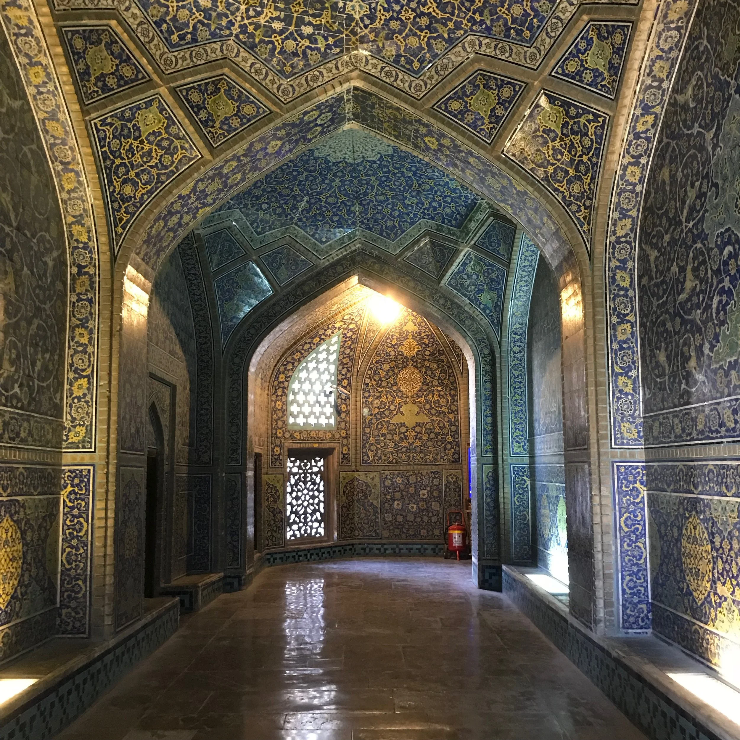 Entrén till Lotfollah-moskén, ett av flera arkitektoniska mästerverk i Esfahan. Foto: Bitte Hammargren