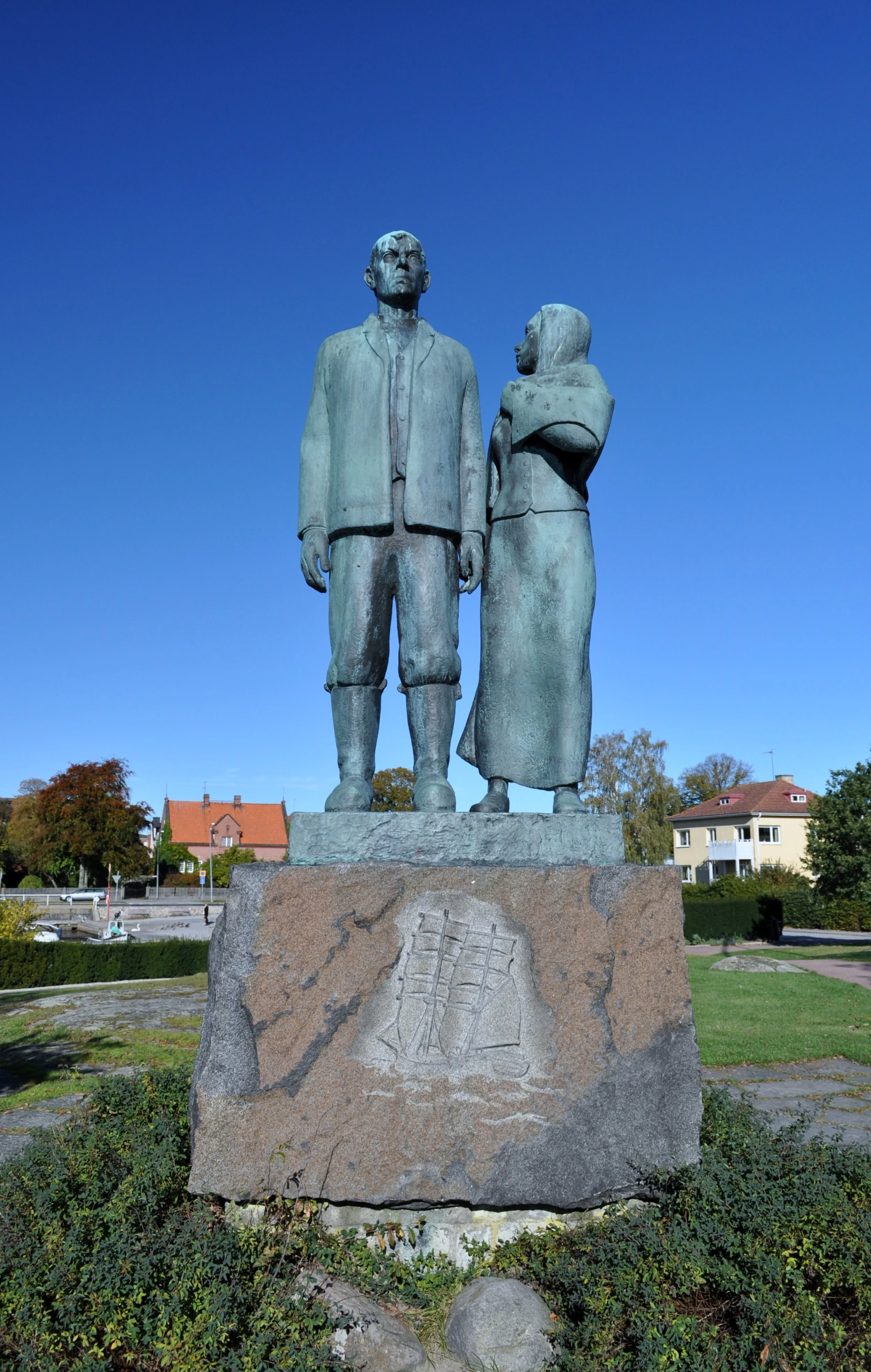 Axel Olssons Utvandrarmonument i hamnen i Karlshamn - där Karl-Oskar blickar ut mot havet och den nya värld han längtar till. Foto: Boatbuilder/Creative commons