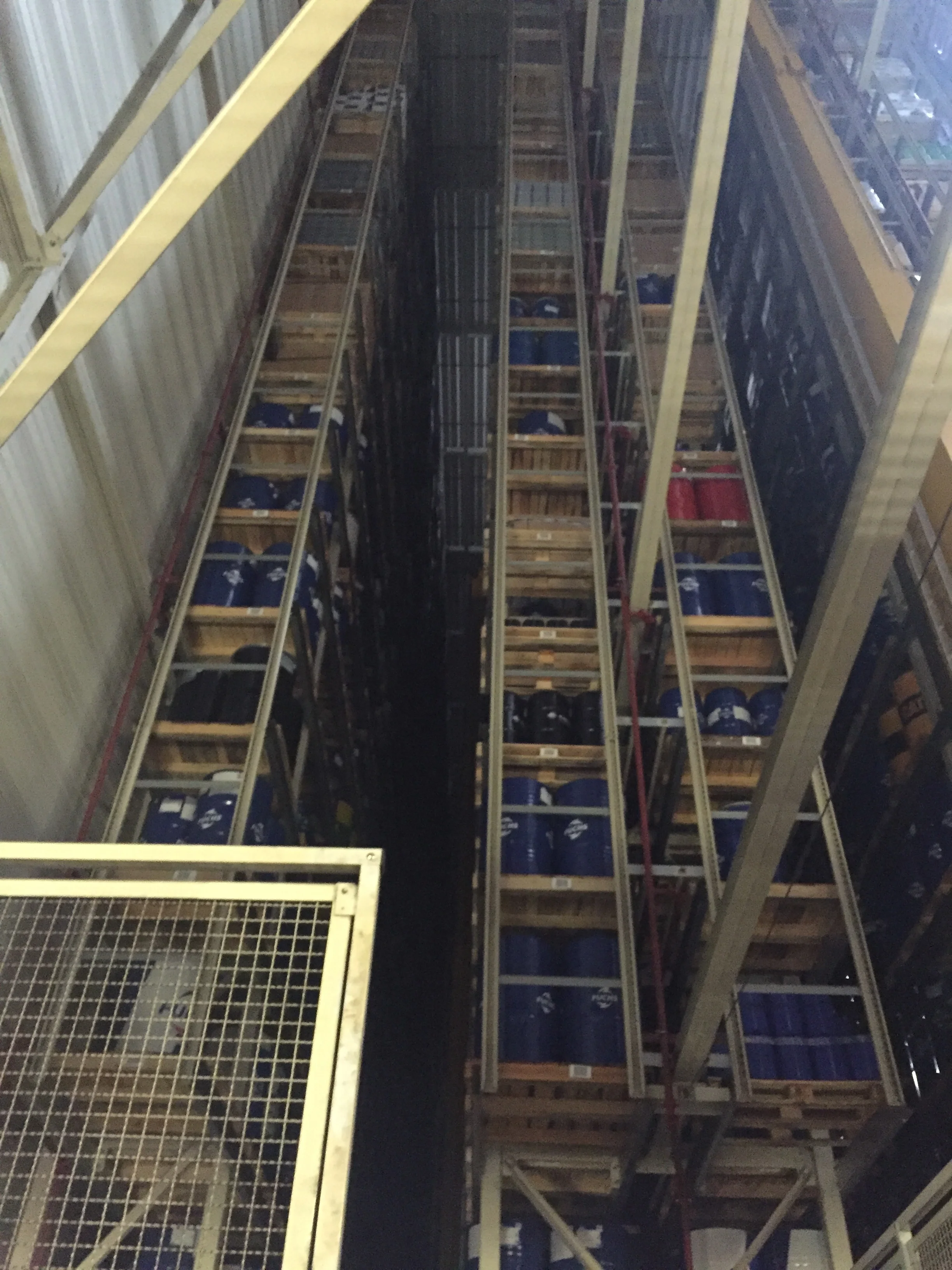 Lagret vi besökte var helt automatiserat. 40 meter högt och rymmer upp till 30 000 pallplatser.&nbsp;