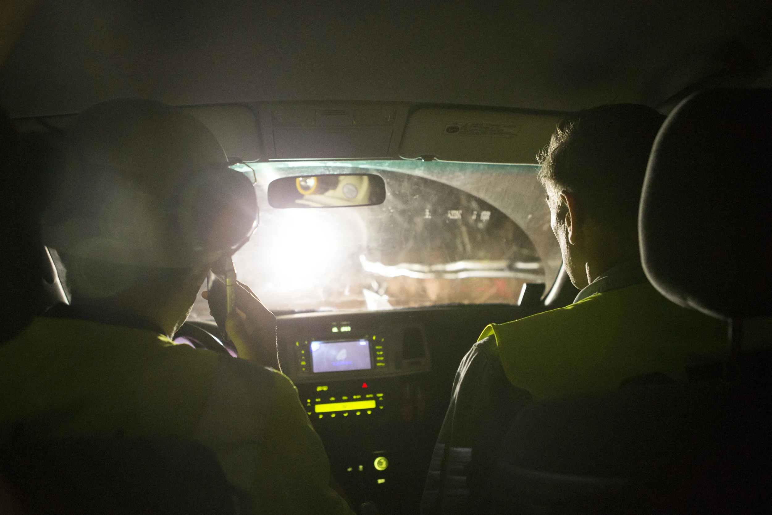 Det viktigt att vara snabb med smörjandet. Inget får gå fel, snart ska tunnlarna trafikeras igen.