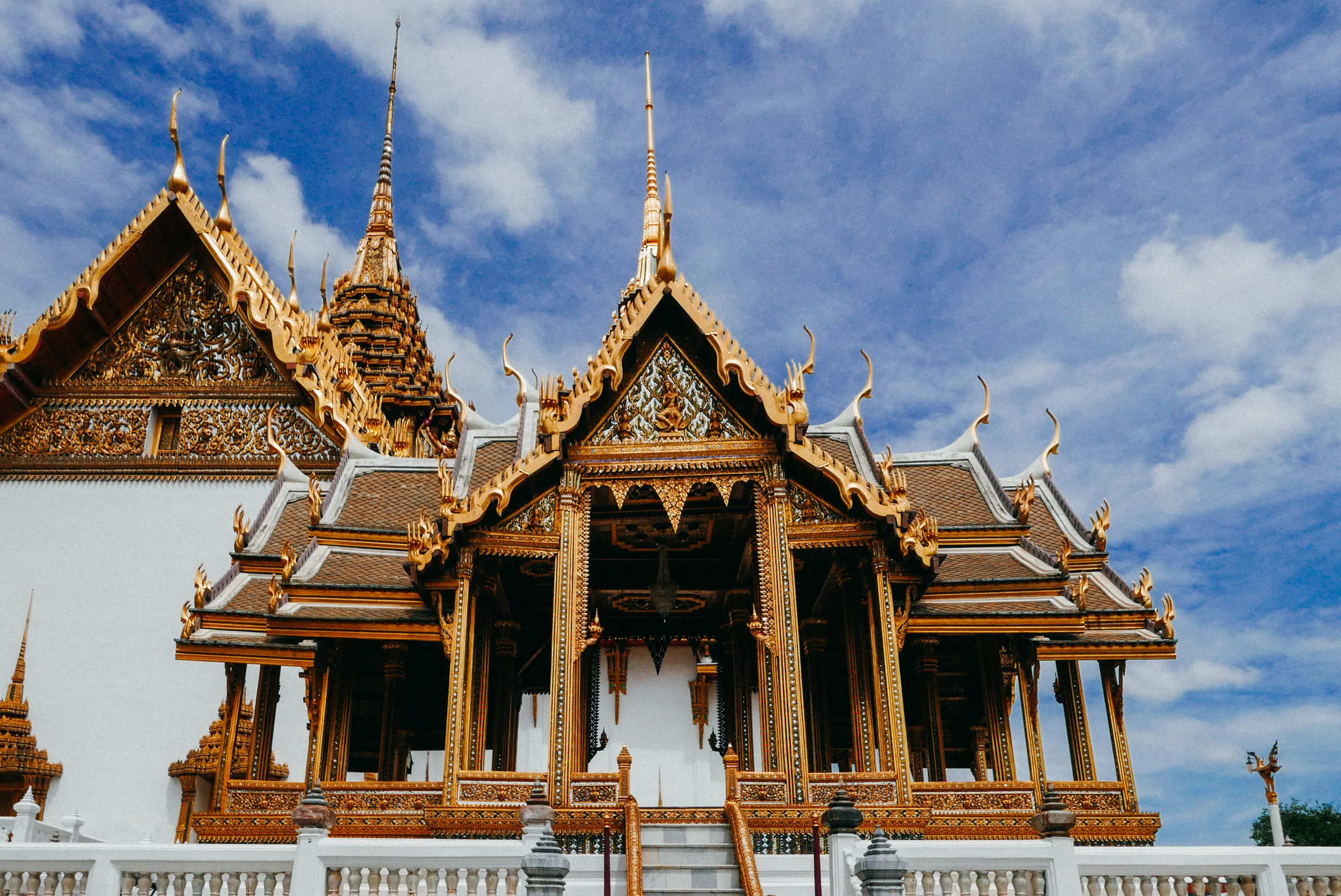 {a pavilion used by kings as a disrobing area}