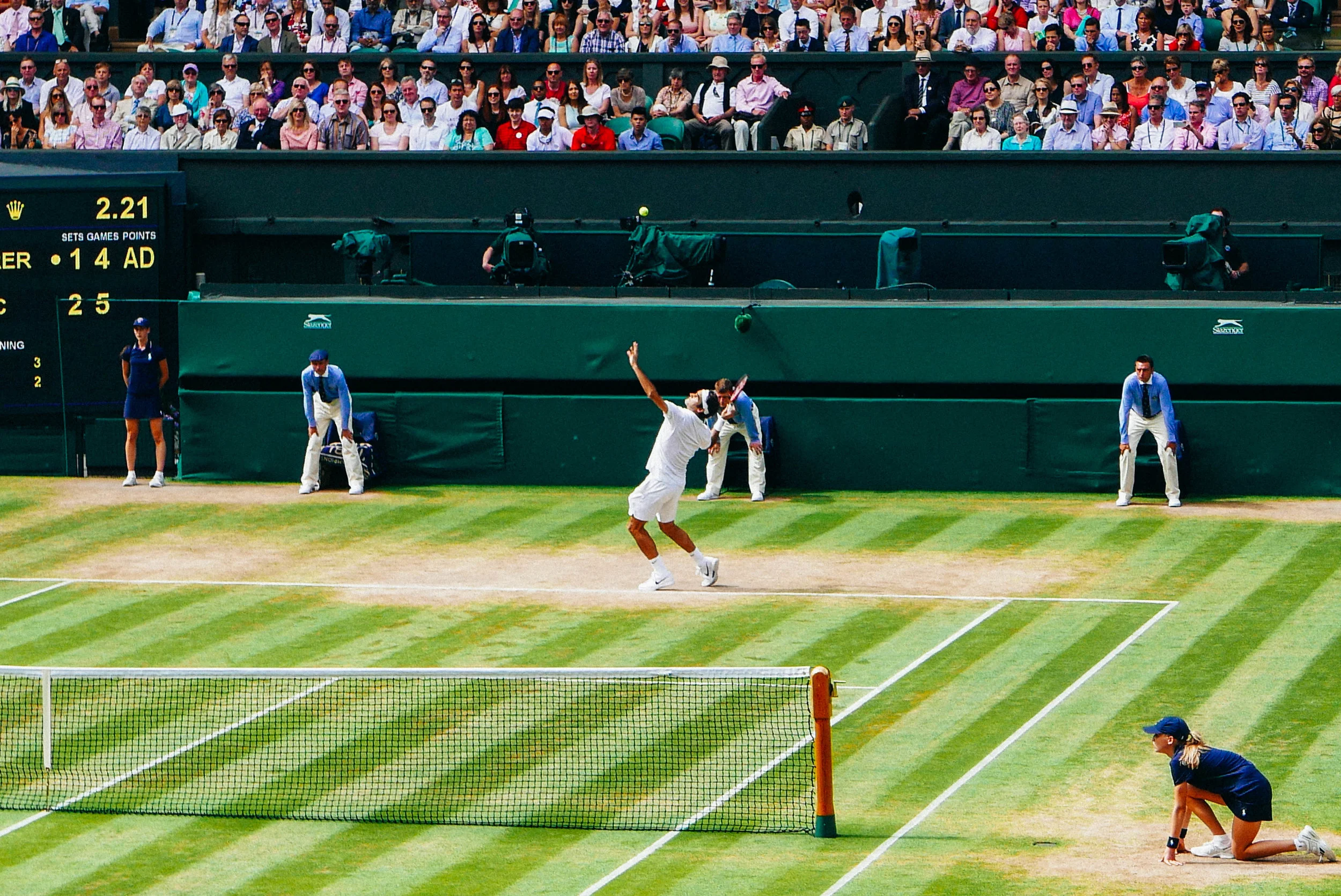 {Roger Federer in the midst of his dramatic come-from-behind victory}