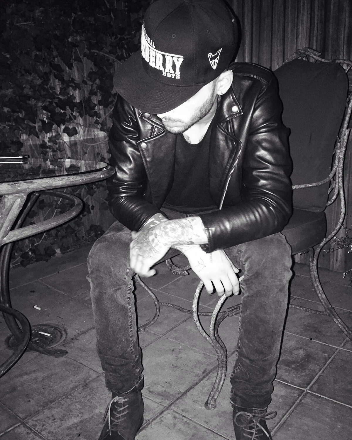 Effortlessly cool, Zayn rocks the black & white Original Foxberry Boys SnapBack in true monochrome fashion. Connect with us Foxberry Boys on Twitter | Instagram | Facebook
