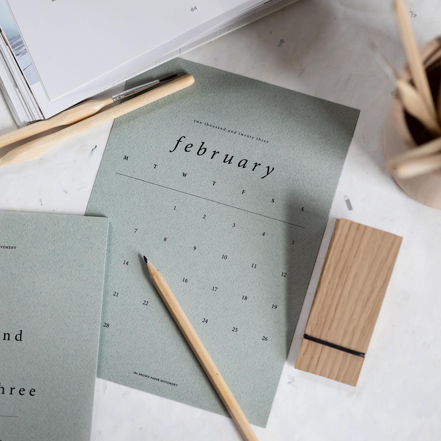 A moment to enjoy our Pistachio Desk Calendar 🗓 from February. Paired with a Pinch Clip made of Natural Oak. 

#thebrownpapermovement 
#mindfulstationery
#sustainablestationery 
#papergoods