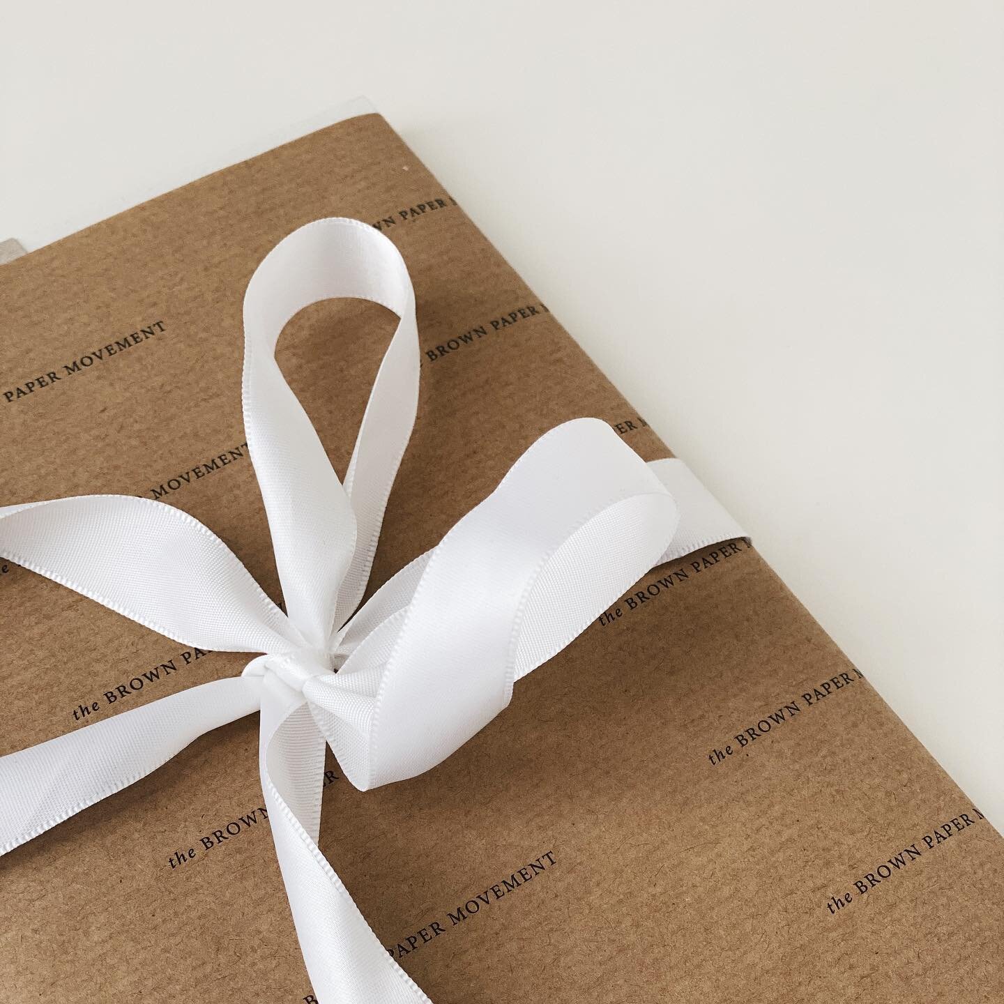 Loving our custom made wrapping paper on brown kraft paper. Today I&rsquo;m wrapping a notebook heading out the door. 

The simplicity of a white ribbon and brown kraft paper. 

#thebrownpapermovement 
#mindfulstationery
#sustainablepapergoods
#paper