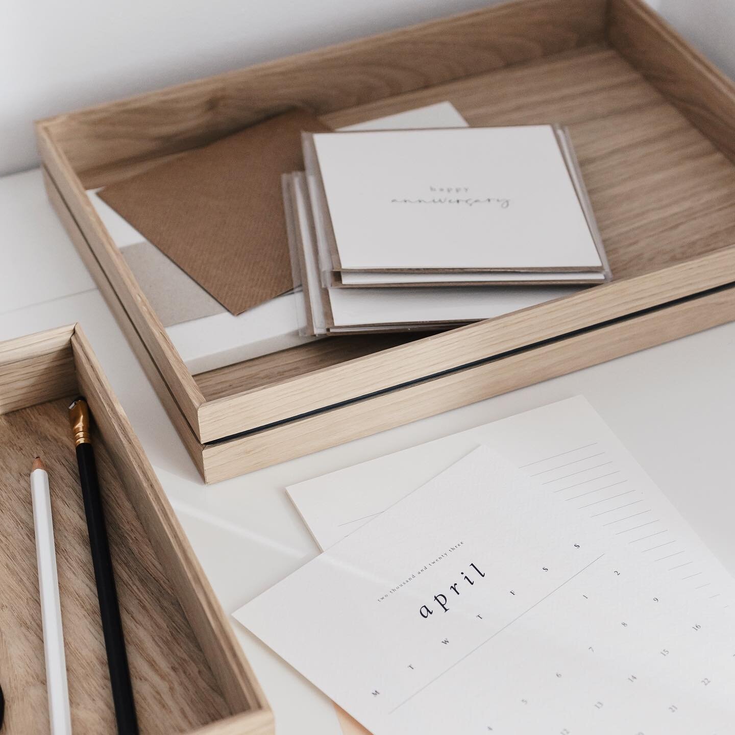 Soft unfinished oak, cleverly crafted into trays to organize all your things. Held together with a single rubber band, ingeniously designed by @moebe. 

Danish design at the forefront underpinned by circularity and sustainability. 

Shop your Organiz