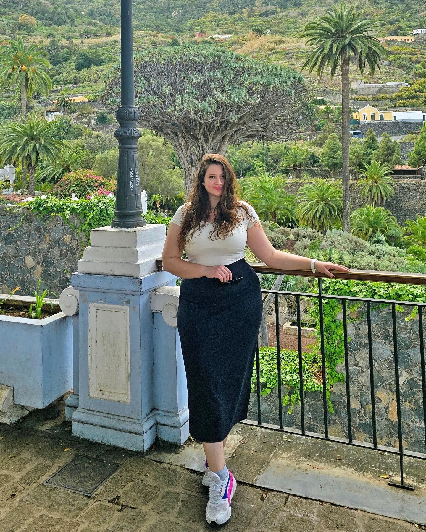 Do you see that mushroom-looking tree behind my head? No you don't, because it's not a tree, it's a plant! Apparently, the Drago plant, when in the right conditions such as those in #Tenerife, can grow to tree-like sizes over hundreds of years... Thi