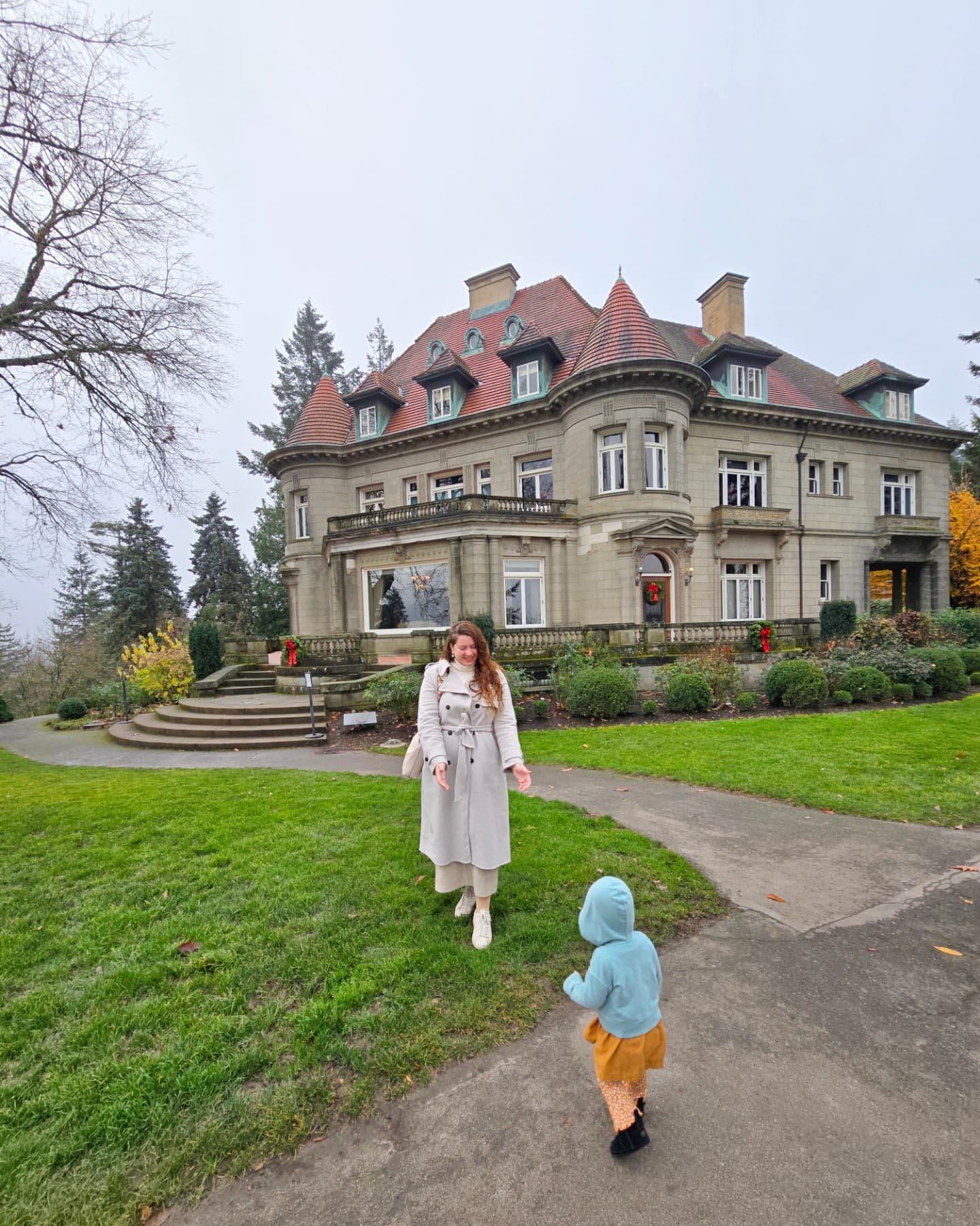 In case you're wondering why I haven't been posting once I got to #Portland, considering it's my first time in the US, here is the reason photobombing the one time I remembered to take a photo of myself 😂 but did it bother me? Absolutely not. I'm ha