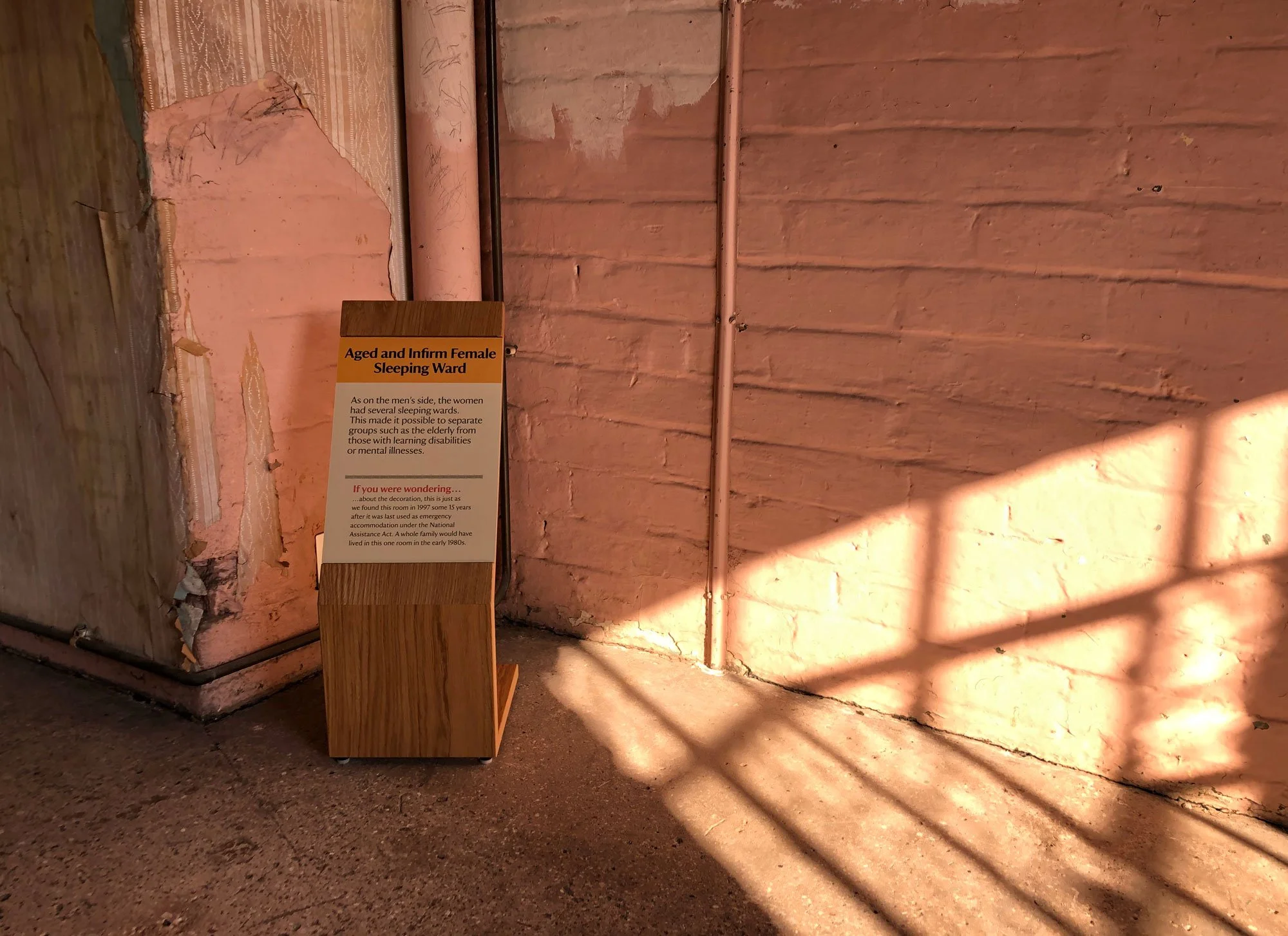 low-graphic-room-display.jpg