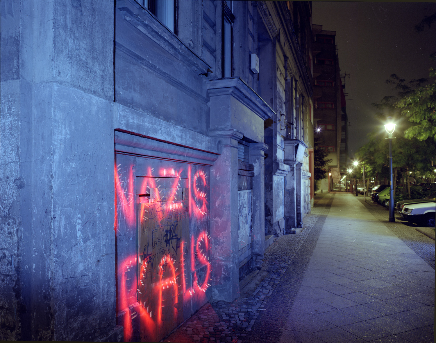 A dramatization of a commonly seen bit of grafitti, grafitti seemed to be a blood sport and there was very little "Art" graffitti to be seen. It was always about territory and politics andvile nationalistic messages were common (Auslander Raus - foreigners out!)
