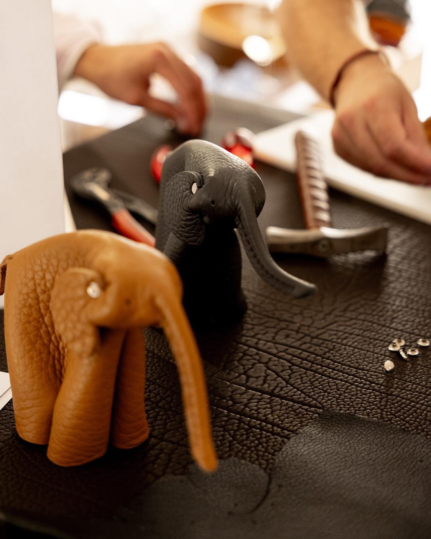 de Sede: Handwerkskunst hautnah erleben

Yesterday we celebrated our current special exhibition in collaboration with @de_sede_official during @zurichdesignweeks. For the occasion, #deSede crafted small elephants out of leather that were made to purc