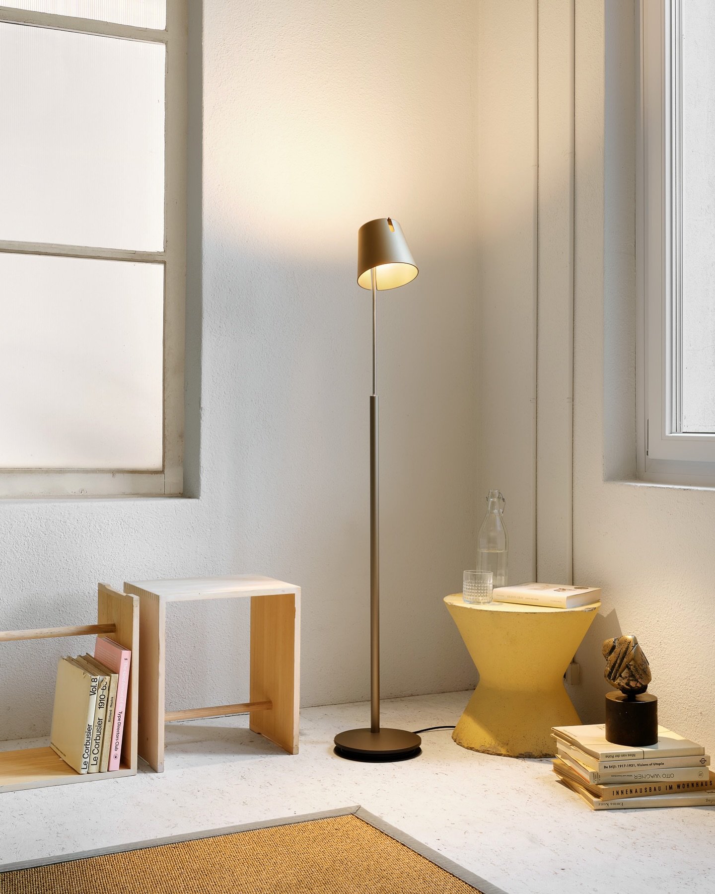 Warm lights for darker days. Discover @baltensweiler and more via link in bio. 

#baltensweiler #swissmade #lighting #lightdesign #designlamp