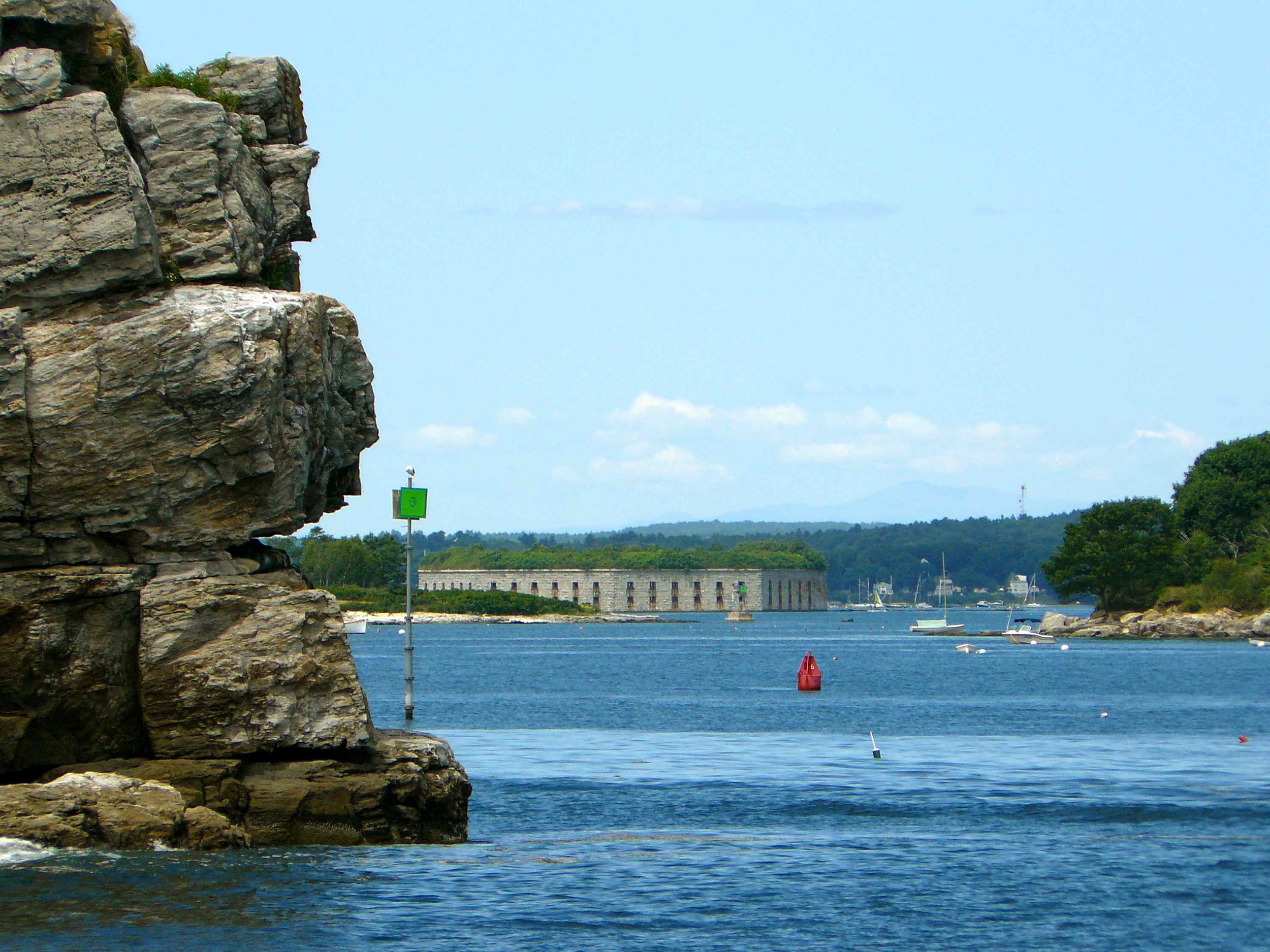 Fort_Gorges_seen_from_Atlantic_Ocean_July_2012.jpg