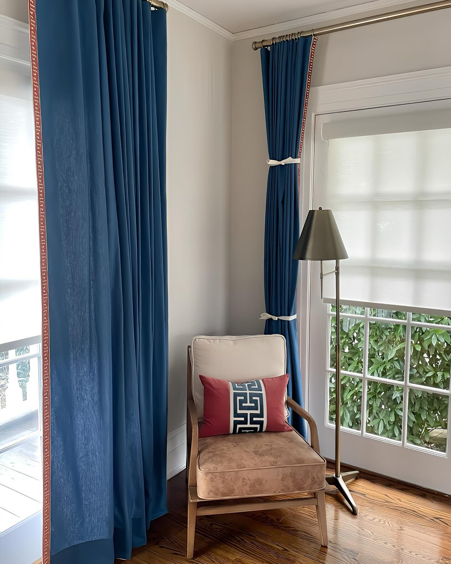 These #familyroom #drapes are hung and in the process of being trained. Gathering the folds of your new drapery panels and securing with ribbon #trains them to look their best 😀  #interiordesign #customdrapery #blueandrust #draperytrim #draperytrimm