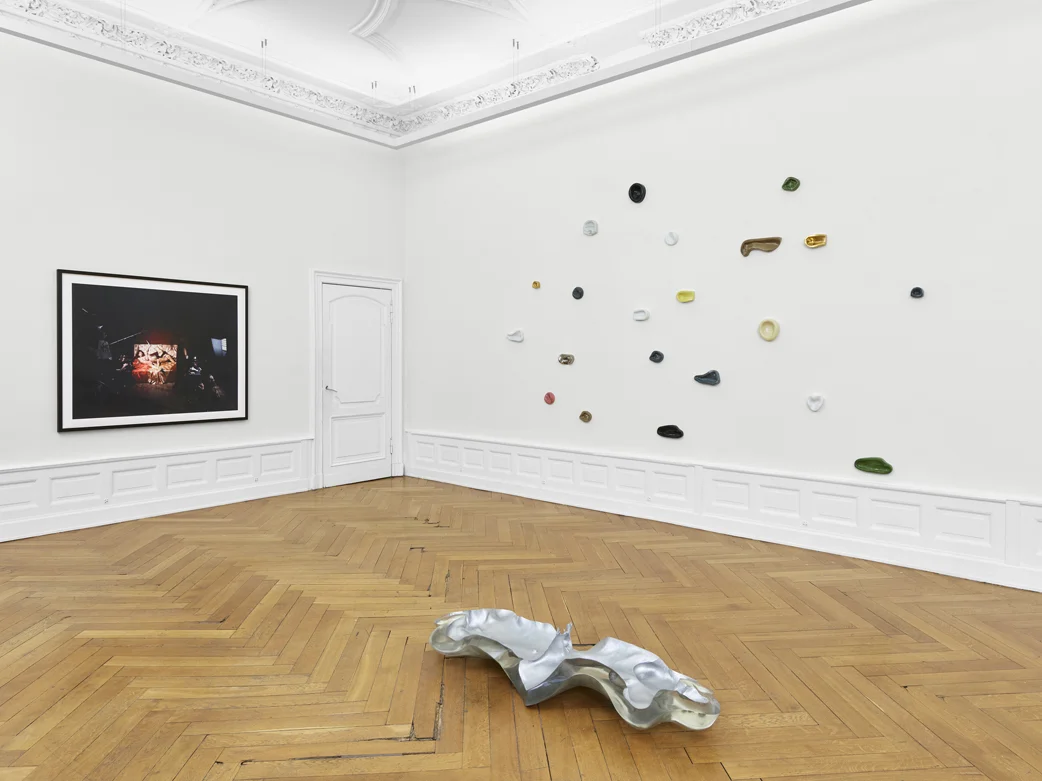 02_satisfy me_Sammlung Wemhoener_installation view, photo©def_image.jpg